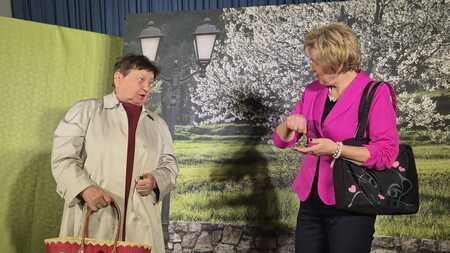 Jošta Terbižan in Darja Koren v komediji Mojster za vse. FOTO Drštvo gospodinj Planina pri Ajdovščini